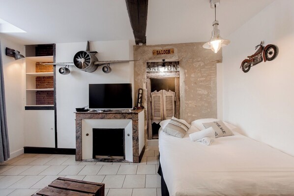 Tabla de planchar con plancha, wifi y ropa de cama 