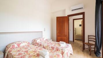 Classic Apartment, 2 Bedrooms, Kitchenette | 2 bedrooms, bed sheets