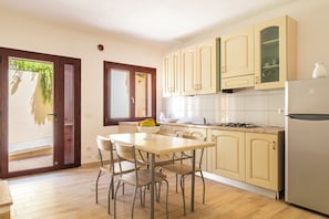 Apartamento clássico, 2 quartos, cozinha americana | Área de estar | TV LED 32 polegadas com canais via satélite