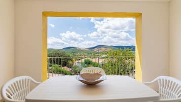 Classic Apartment, 2 Bedrooms, Kitchenette | Living area