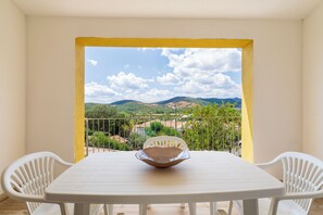 Classic Apartment, 2 Bedrooms, Kitchenette | Living area | 32-inch LED TV with satellite channels - Residence Corte di Gallura (Budoni)