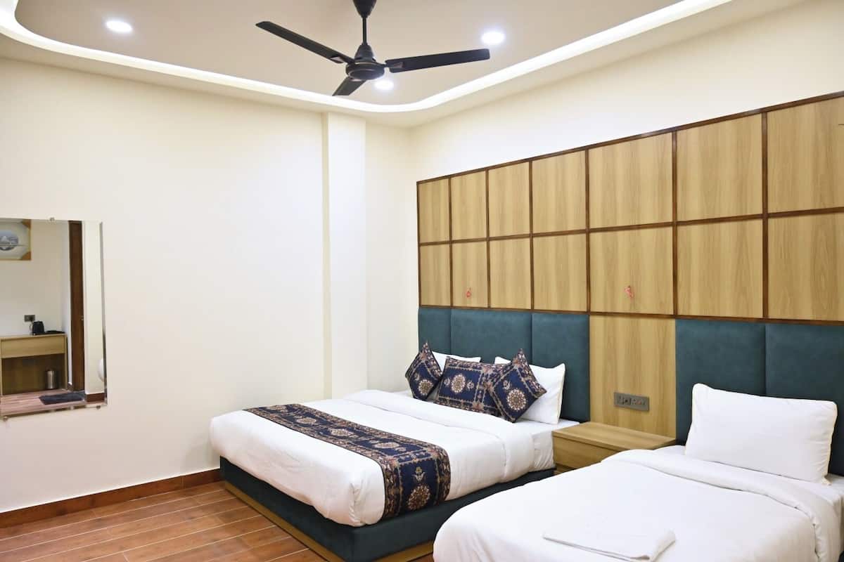 Deluxe Double Room | Meja, Wi-fi percuma