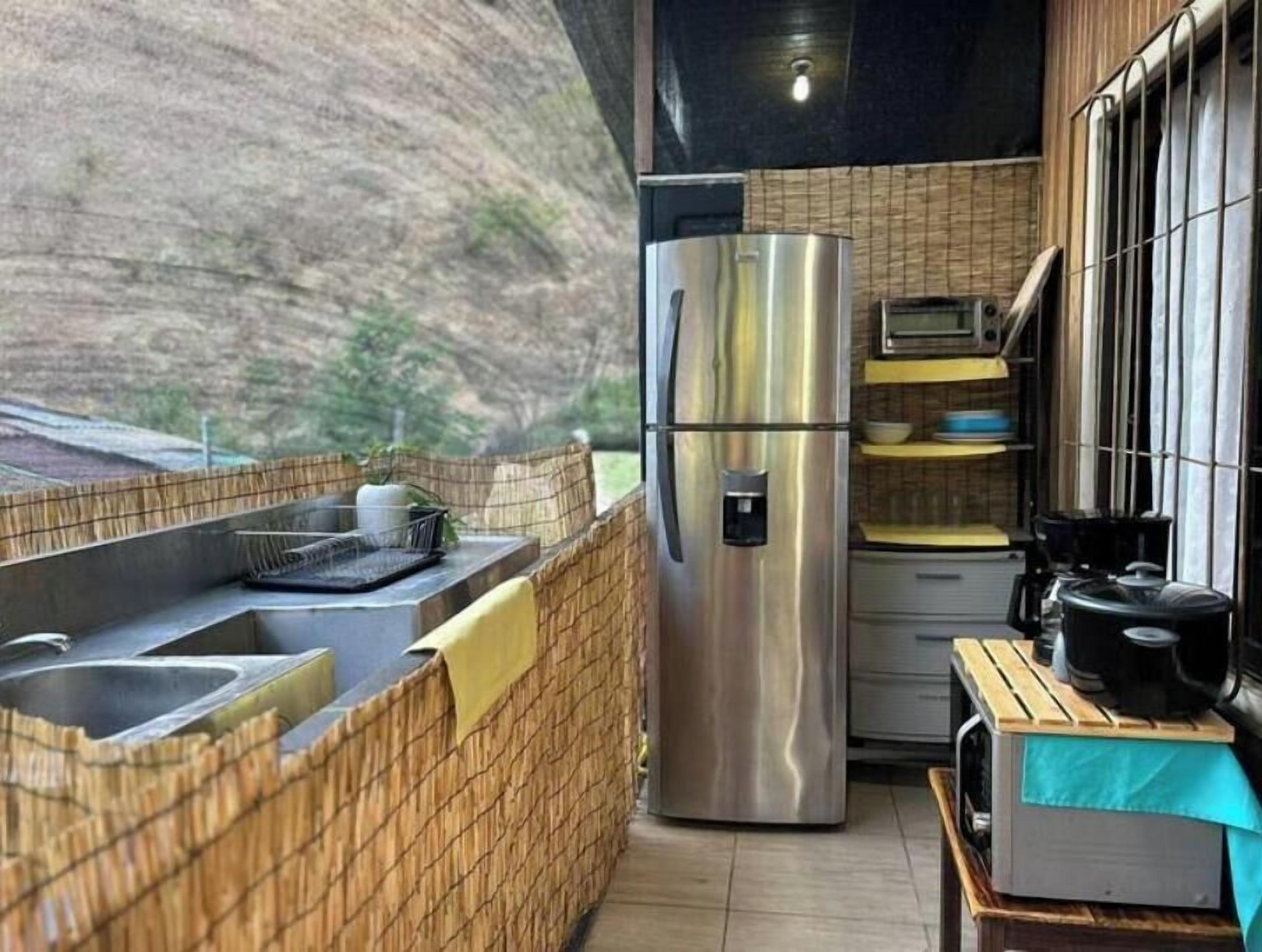 Microondas, cafetera/tetera, utensilios de cocina