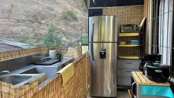 Microondas, cafetera/tetera, utensilios de cocina