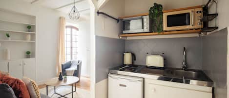 Estúdio | Cozinha privada | Geladeira, micro-ondas, cooktop, chaleira elétrica