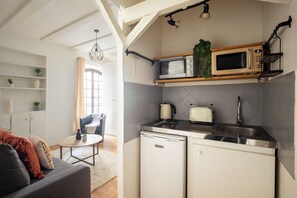 Studio | Private kitchen | Fridge, microwave, stovetop, electric kettle