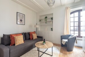 Studio | Living area | Flat-screen TV