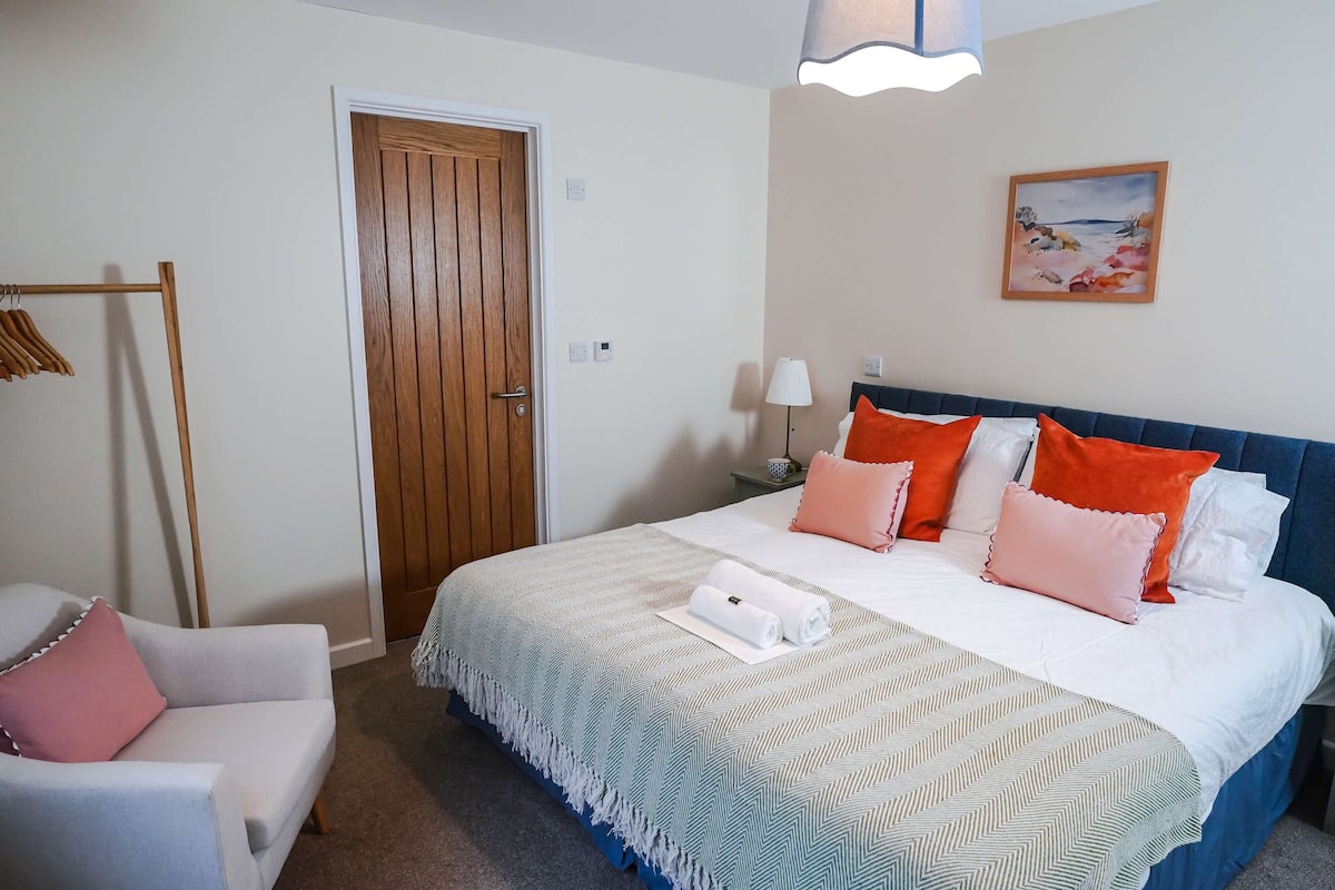 Camera Comfort con letto matrimoniale o 2 letti singoli | Una scrivania, postazione laptop, Wi-Fi gratuito, lenzuola