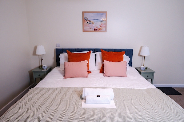 Dobbelt- eller tomannsrom – comfort | Skrivebord, skrivebord for bærbar PC, wi-fi (inkludert) og sengetøy