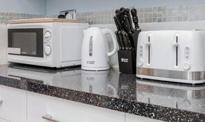 Refrigerador, microondas, horno y parrilla de estufa 