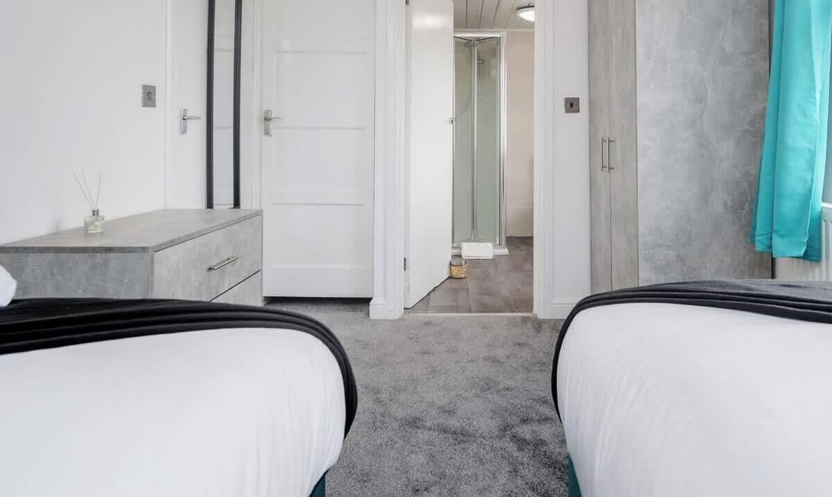 5 bedrooms, iron/ironing board, WiFi, bed sheets