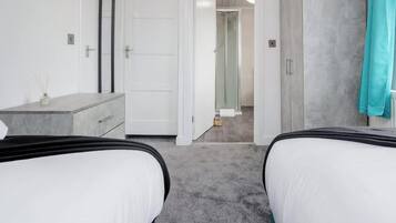 5 bedrooms, iron/ironing board, WiFi, bed sheets
