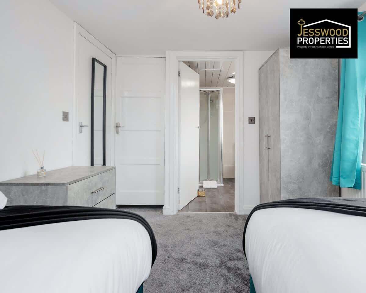 6 عدّة غرف نوم ومكواة/لوح كي وواي فاي وملاءات أسرّة