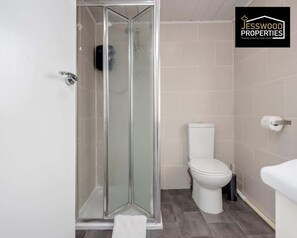 Een douche, een haardroger, shampoo