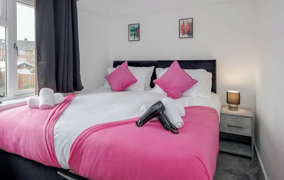 5 habitaciones, tabla de planchar con plancha, wifi y ropa de cama 