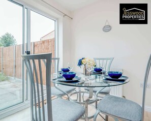 Dining - Contractors Home 3 Bed 2.5 Bath | Parking | Wifi (Luton)