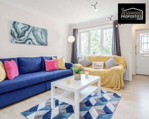 TV, offices - Contractors Home 3 Bed 2.5 Bath | Parking | Wifi (Luton)