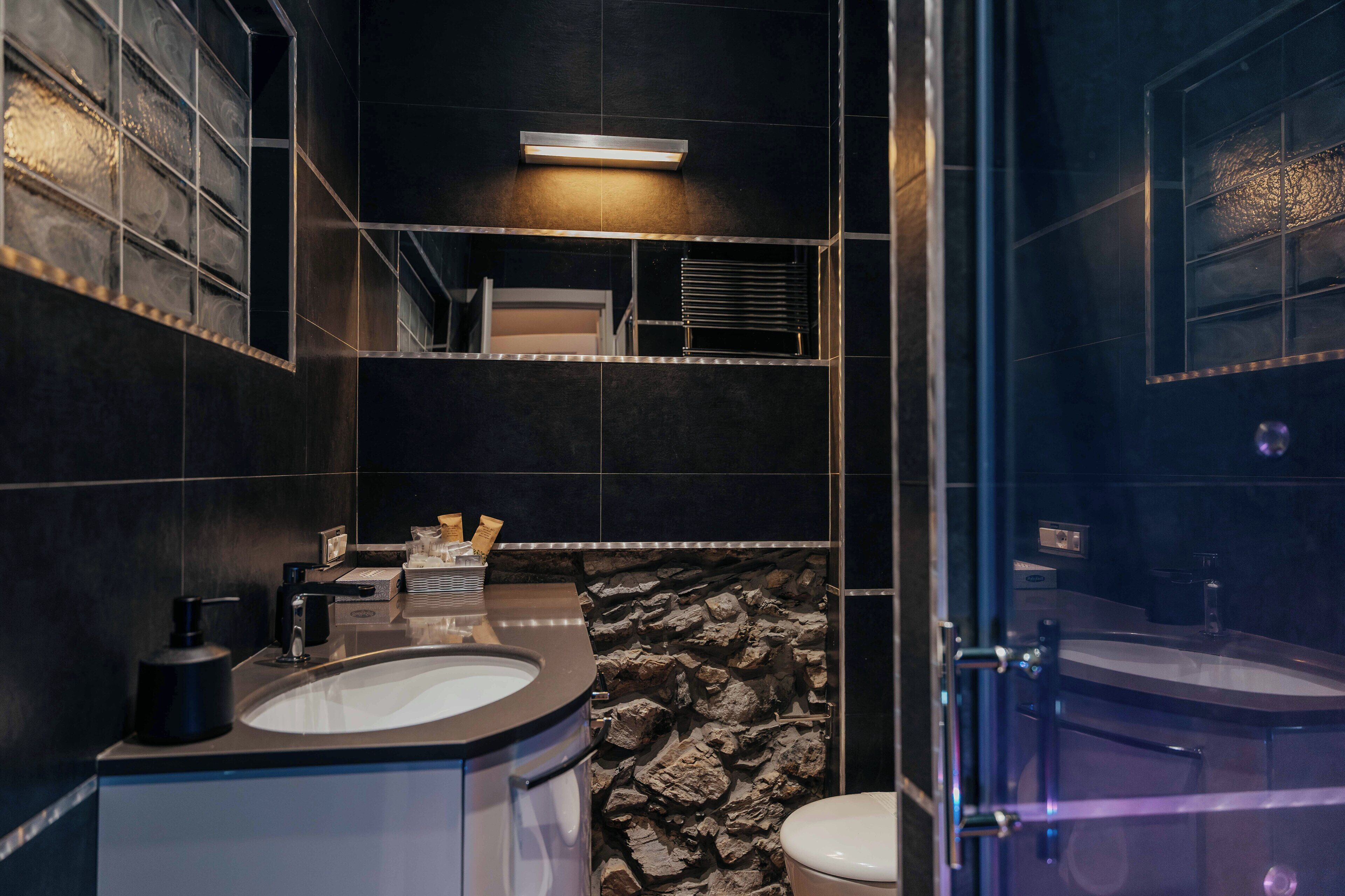 Asciugacapelli, asciugamani, sapone, shampoo