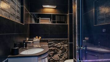 Asciugacapelli, asciugamani, sapone, shampoo