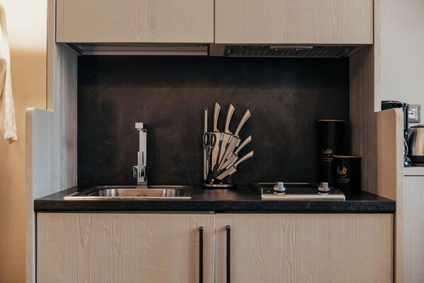 Réfrigérateur, surface de cuisson, cafetière-théière