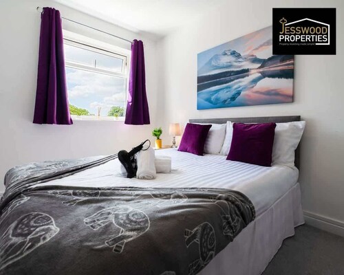 Modern 2Bed | Town Centre | Business & Contractors