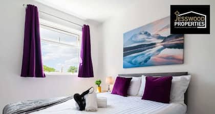 Modern 2Bed | Town Centre | Business & Contractors