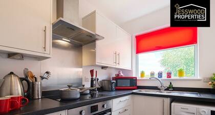 Modern 2Bed | Town Centre | Business & Contractors