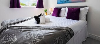 Stylish 2 Bed Apartment Near Town Centre for Business Travellers