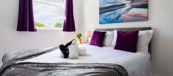 Stylish 2 Bed Apartment Near Town Centre for Business Travellers