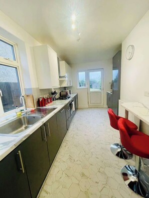 冷蔵庫、電子レンジ、オーブン、コンロ