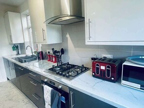 Geladeira, micro-ondas, fogão, cooktop