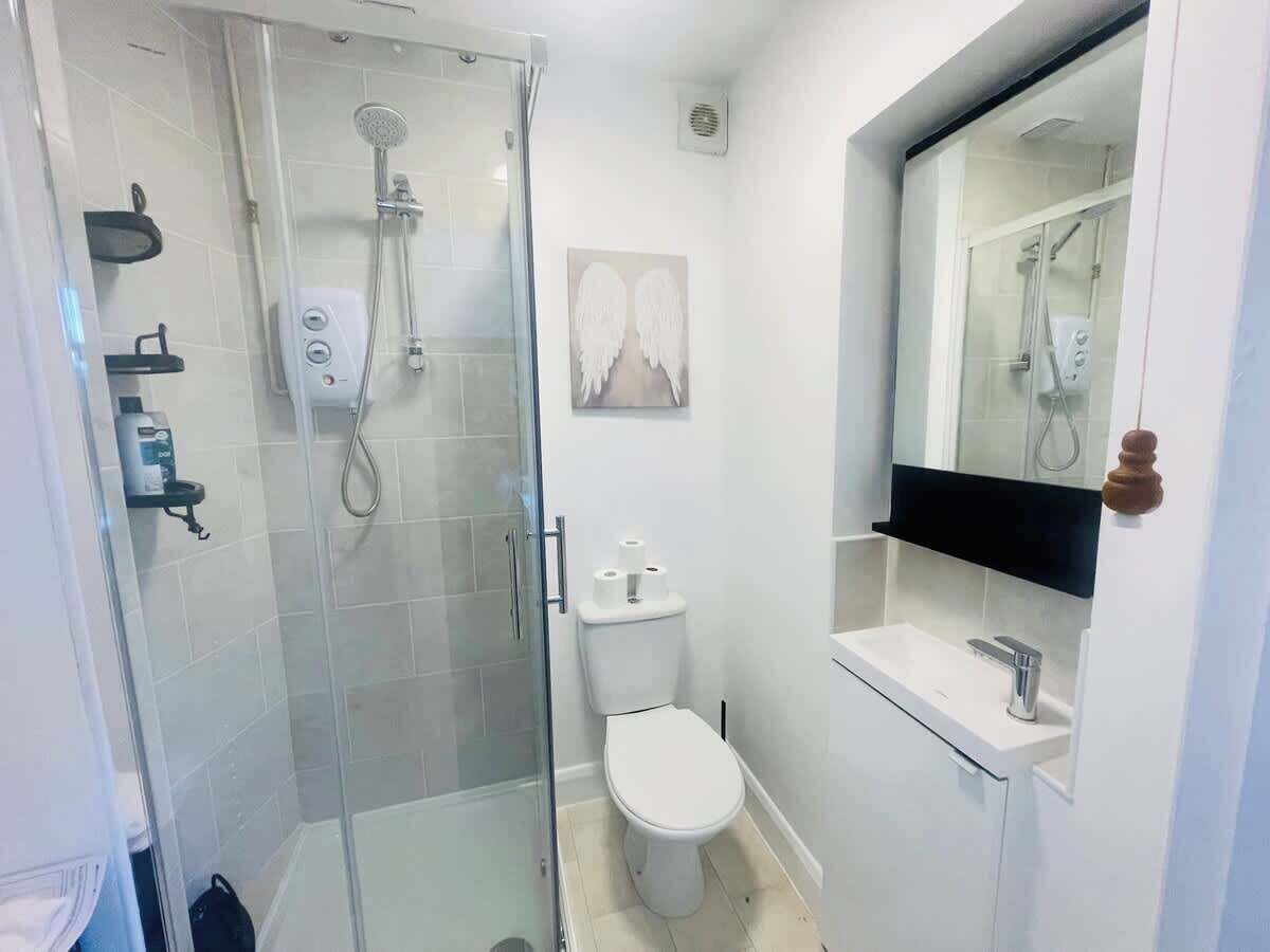 Shower, hair dryer, towels