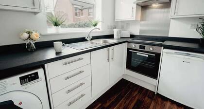 Ground Floor 2-Bed Apartment | Free WiFi & Parking