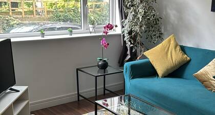Ground Floor 2-Bed Apartment | Free WiFi & Parking