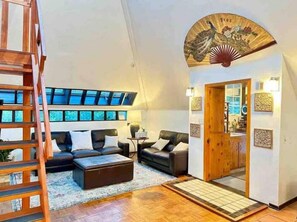 Interior - ☀KING BED RETREAT →HOT TUB,AC, 15 MIN🏔HIKING (Topanga)