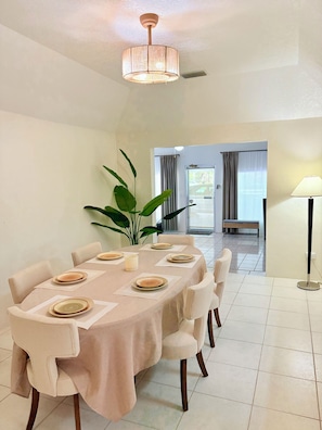 Dining - Spacious 2BR Retreat – Center of Grand Cayman, Sleeps 6 + Fast WiFi (Bodden Town)