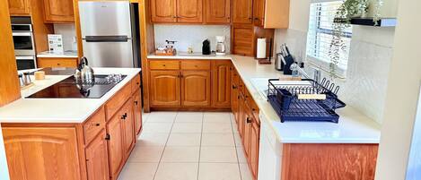 雪櫃、微波爐、焗爐、爐具