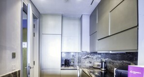 Refrigerador, microondas, horno, cafetera/tetera