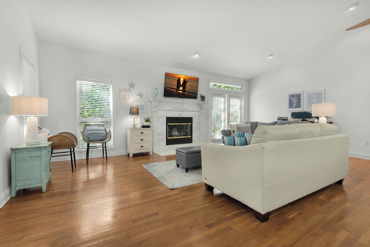 Photo 8 of 🏖️Crystal Beach Cottage-Private Beach Access-Dog Friendly🐾Beachwood Bliss