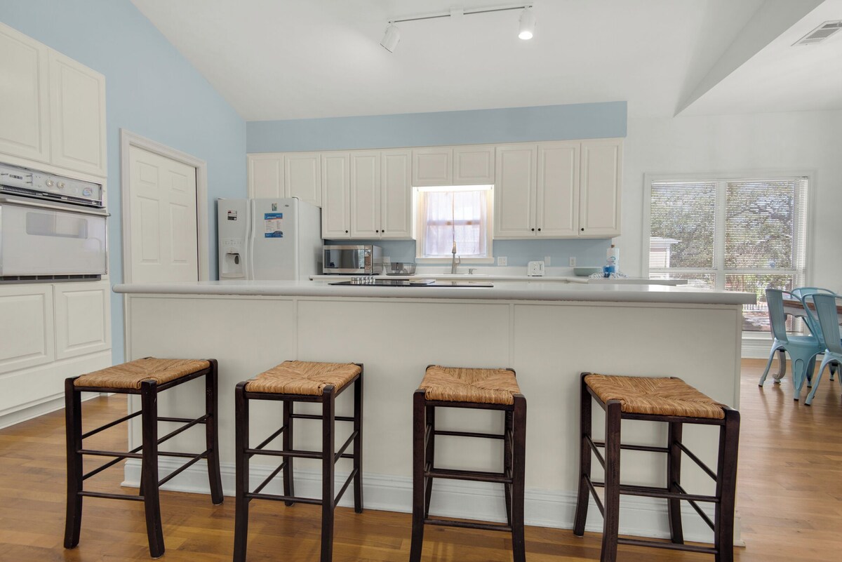 Photo 9 of 🏖️Crystal Beach Cottage-Private Beach Access-Dog Friendly🐾Beachwood Bliss