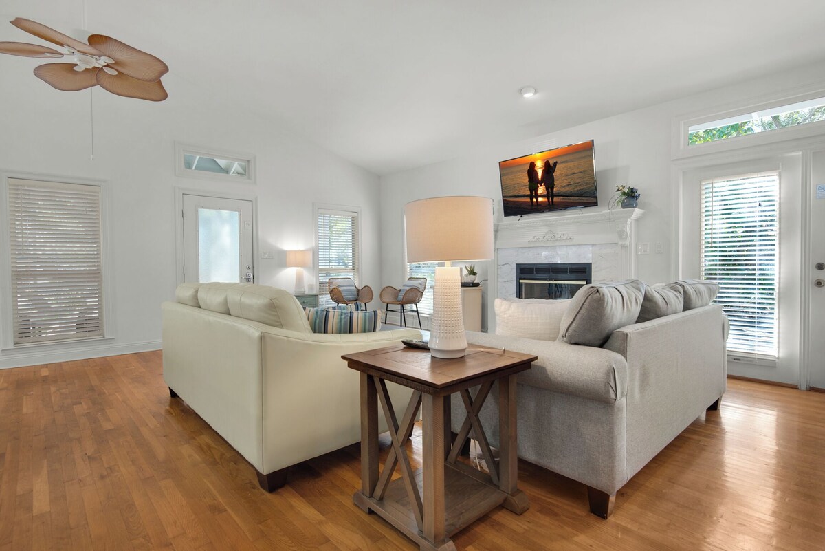 Photo 6 of 🏖️Crystal Beach Cottage-Private Beach Access-Dog Friendly🐾Beachwood Bliss