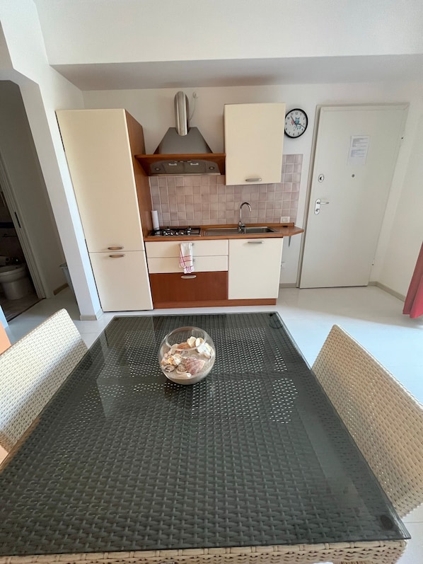 Studio Standard, 1 lit double | Cuisine privée | Grand réfrigérateur, micro-ondes, plaque de cuisson