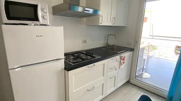 Estudio estándar, 1 cama matrimonial | Cocina privada | Refrigerador con congelador, microondas y parrilla de estufa