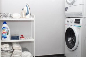 Apartamento luxo, vista para a cidade | Banheiro | Chuveiro, produtos de toalete grátis, secador de cabelo