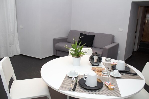 Deluxe Apartment, City View | Living area | TV - Residenza Spinelli (Naples)