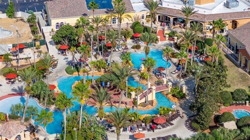 Spacious 4 BD townhome: w/Pool, hot tubs, Lazy River, A/C & Wi-Fi, Near Disney!