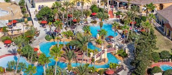 Spacious 4 BD townhome: w/Pool, hot tubs, Lazy River, A/C & Wi-Fi, Near Disney!