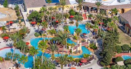 Spacious 4 BD townhome: w/Pool, hot tubs, Lazy River, A/C & Wi-Fi, Near Disney!