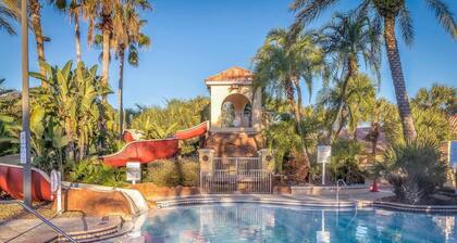Spacious 4 BD townhome: w/Pool, hot tubs, Lazy River, A/C & Wi-Fi, Near Disney!