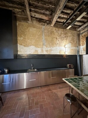 Refrigerador, parrilla de estufa, utensilios de cocina y comedor 